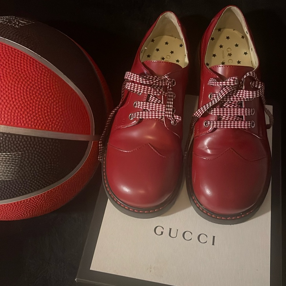 Gucci . Leather uppe and cherry red